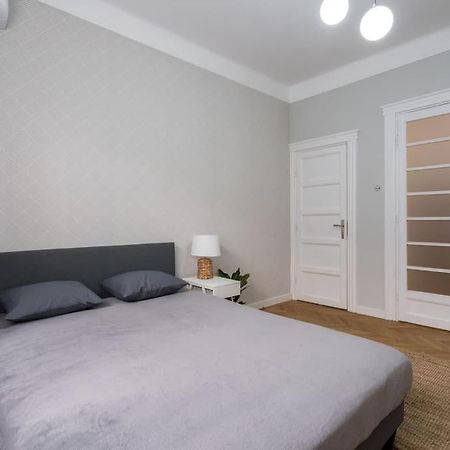 Exquisite Art Deco 2Br Apartment Prime Location Bukarest Eksteriør billede