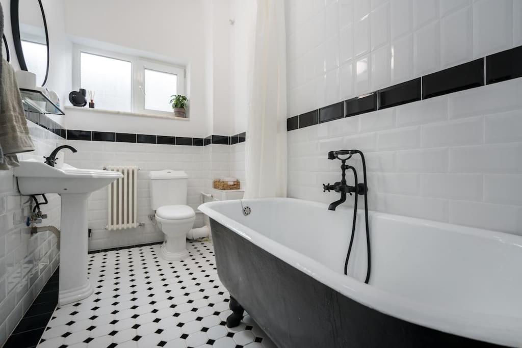 Exquisite Art Deco 2Br Apartment Prime Location Bukarest Eksteriør billede
