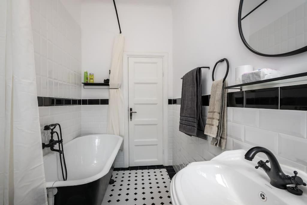 Exquisite Art Deco 2Br Apartment Prime Location Bukarest Eksteriør billede
