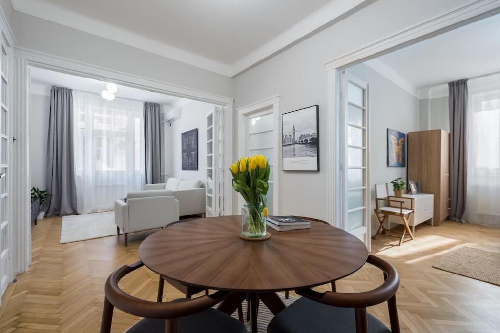 Exquisite Art Deco 2Br Apartment Prime Location Bukarest Eksteriør billede